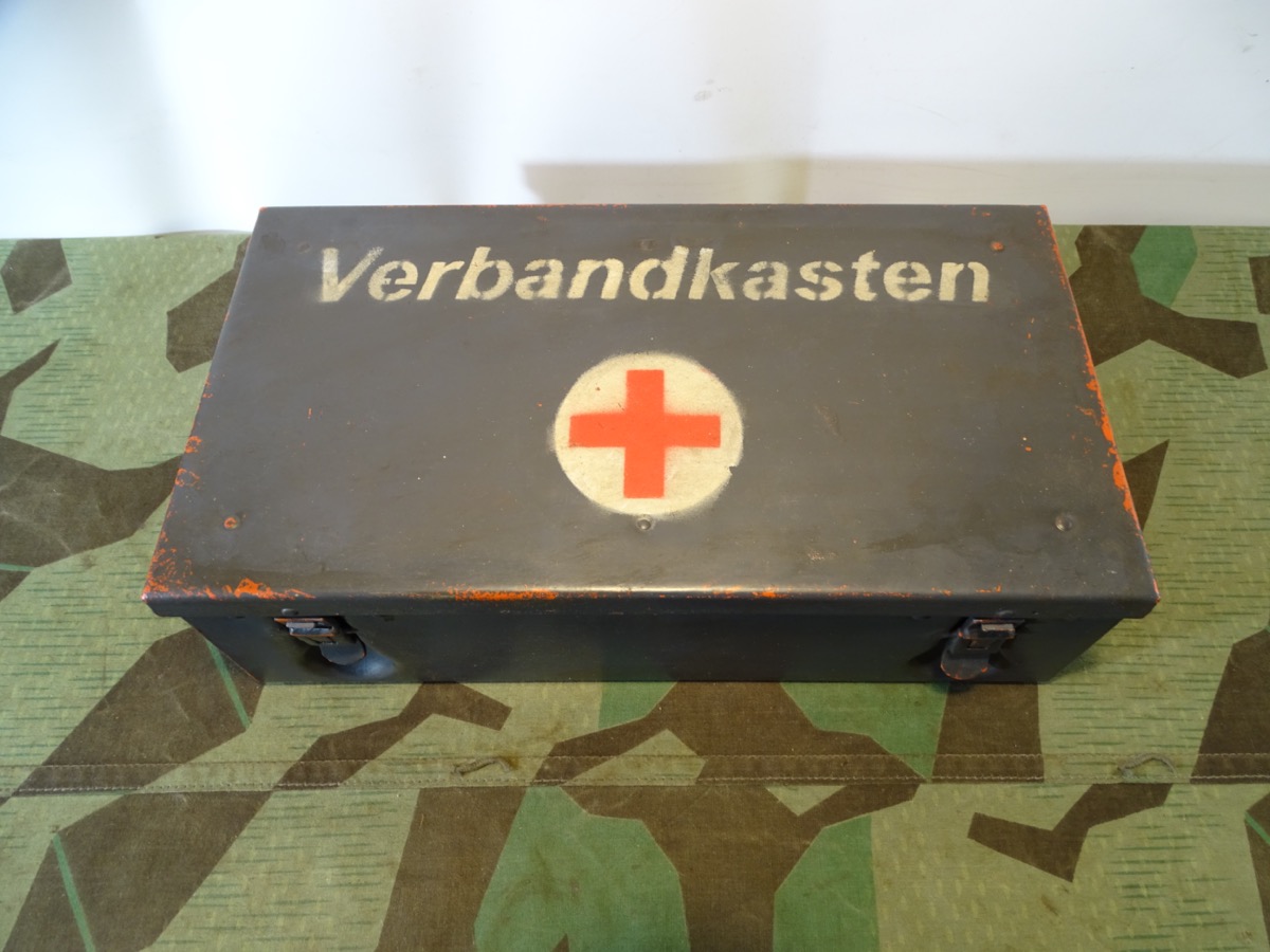 Luftwaffe KFZ Verbandkasten, Metall, blaugrau 1939, mit Beschriftung und Packliste, ohne Inhalt