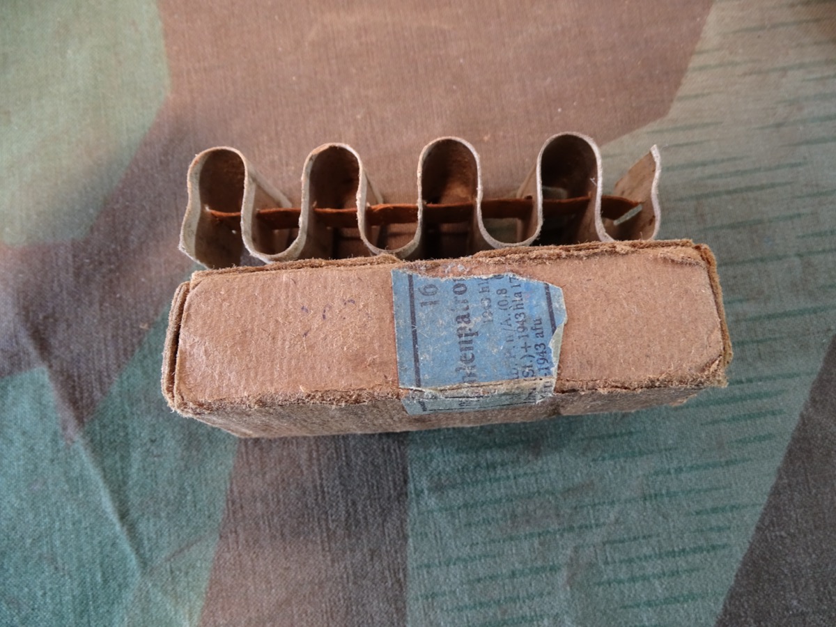 16 Deko Pistolen Patronen 08, Lackierte Stahlhülsen, alle von 1943, vorwiegend hla43, mit Originalschachtel, 2. Weltkrieg 