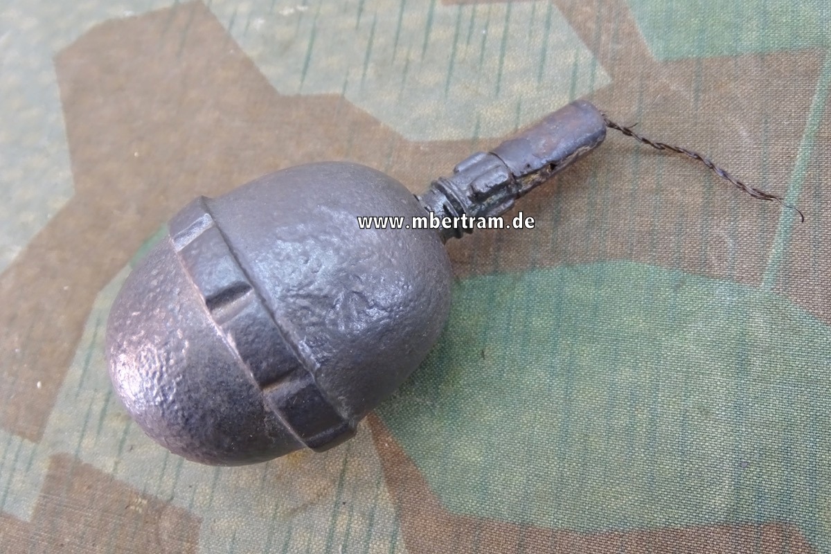 Deutsche  Deko  Eierhandgranate M 1917 mit Zünder und Abzug Seil