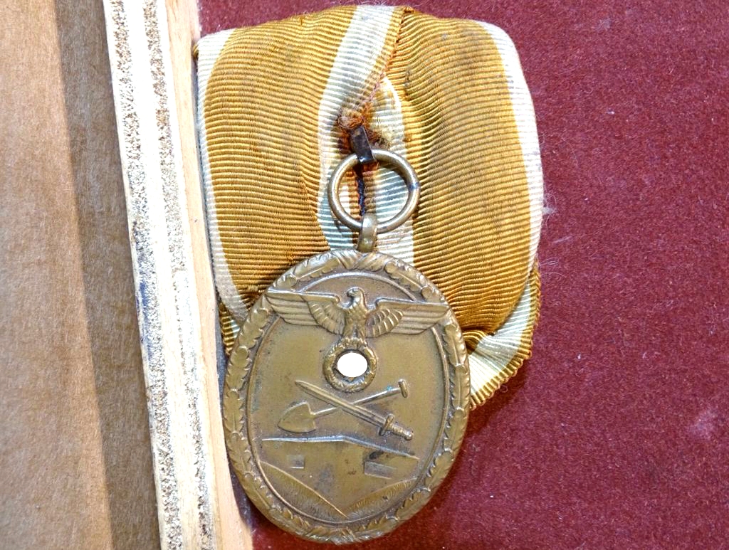 Schutzwall Ehrenzeichen, Buntmetall an Einzel-Ordensspange