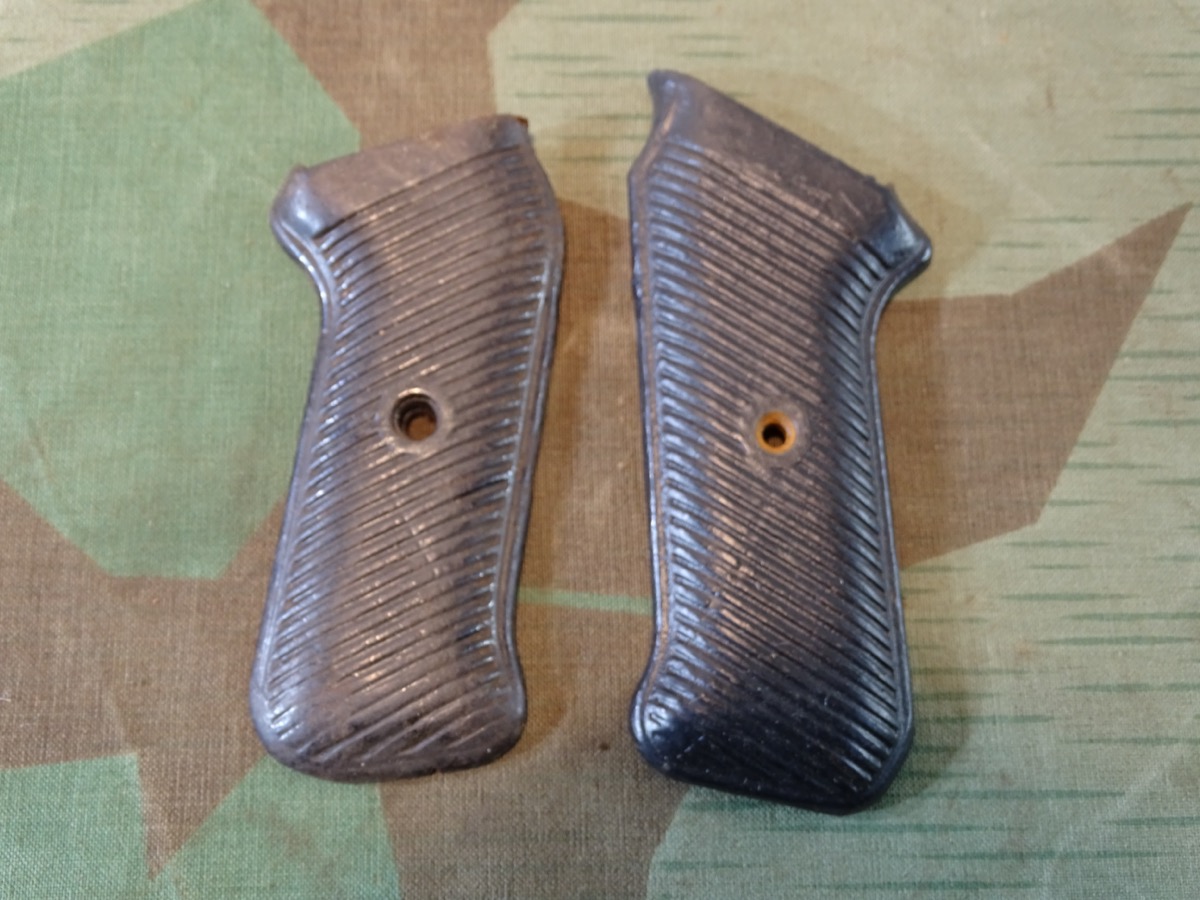 Pärchen Griffschalen für die MP 40, braunes Bakelit. Ohne Schrauben Pärchen Griffschalen für die MP 40, braunes Bakelit. Ohne Schrauben