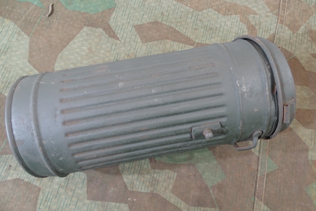 Wehrmachts Gasmaskendose, umgebaut zur Streudose