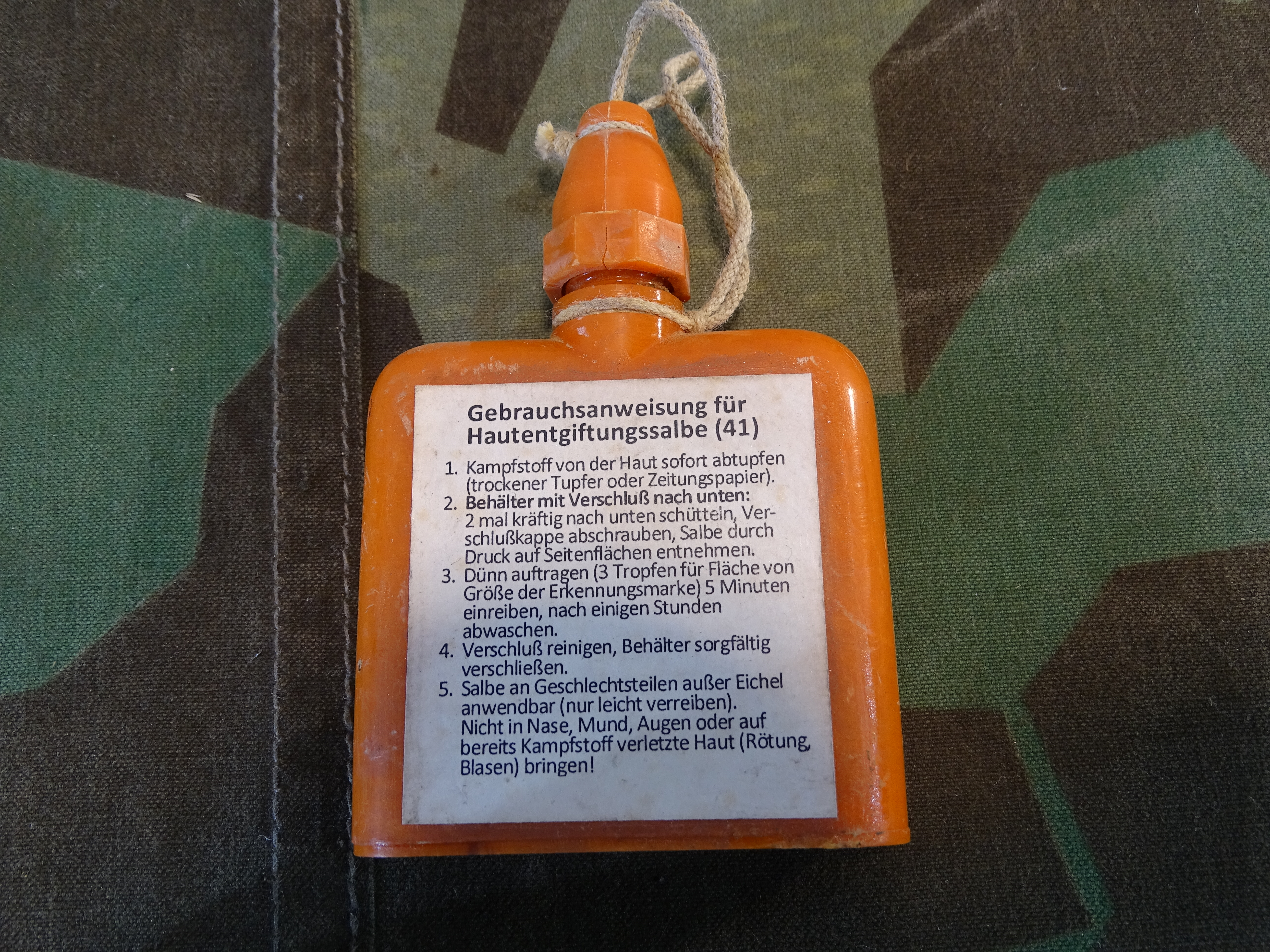 Wehrmacht Gas-Hautentgiftungssalbe 41, oranges Bakelitfläschchen, Aufkleber