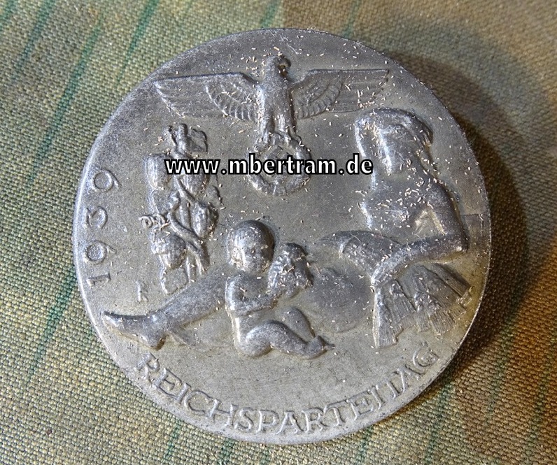 Ein Metallabzeichen zum Reichsparteitag 1939 Hst.: "W.Redo Saarlautern ".