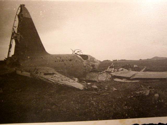 5 Fotos abgeschossene sowjet. Jäger, 2 Bomber, Gr. 8x6cm.