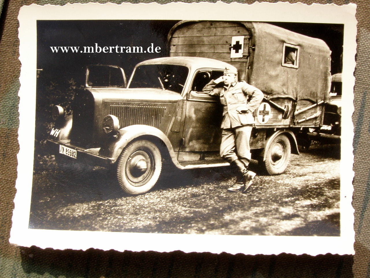 Schönes Foto Sanitäts LKW Wehrmacht mit Fahrer