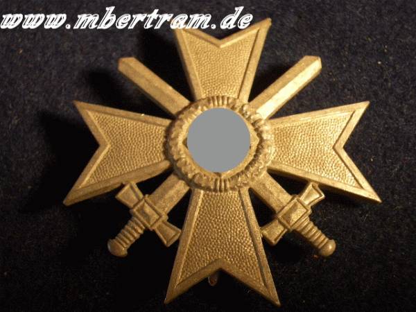 Kriegsverdienstkreuz 1. Kl. 1939 mit Schwertern, gewölbt, "4"