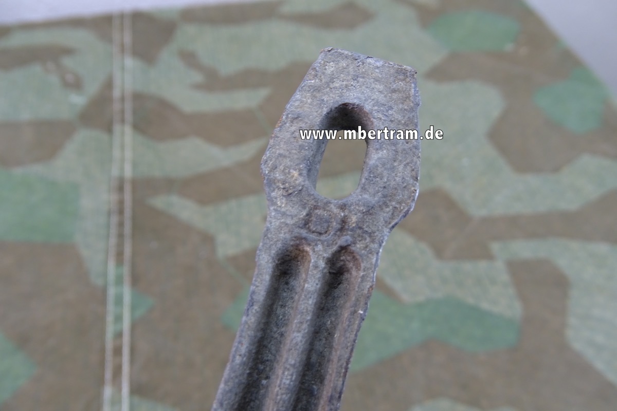 Wehrmacht oder Waffen SS Zelthäring mit Schnur , Eisen" mit Marke