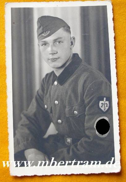 Portraitfoto Arbeitsdienstmann in Uniformjacke mit Schiffchen