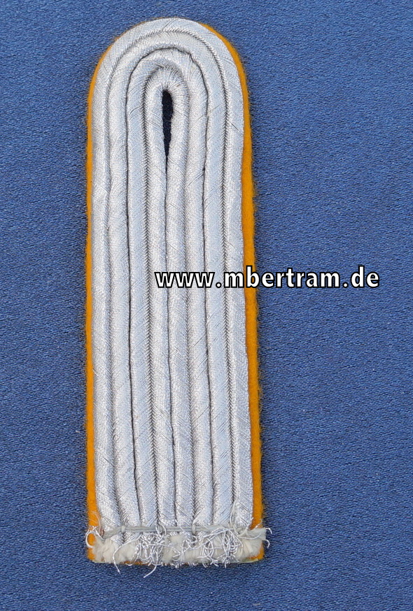 Ein Schulterstück Luftwaffe fliegendes Personal für einen Leutnant
