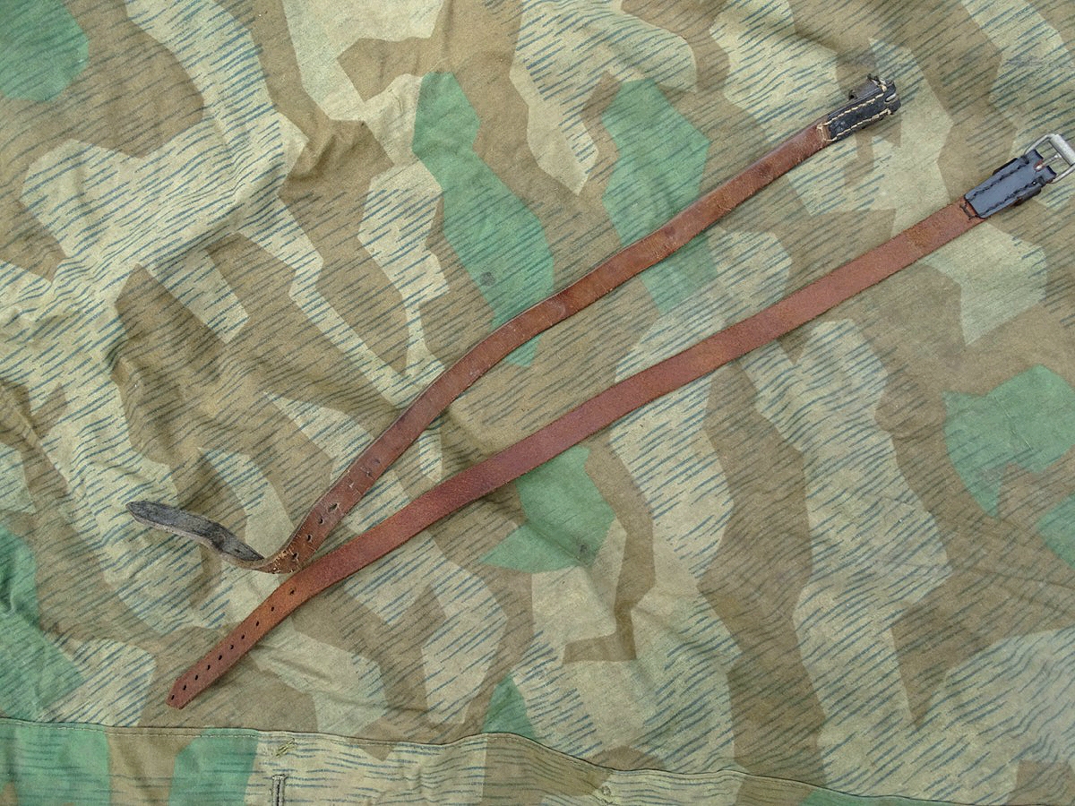 Dreieckszeltbahn Wehrmacht, bräunliches Tarnmuster, Bakelit Knöpfe um 1944, 2 Riemen (4) Dreieckszeltbahn Wehrmacht, bräunliches Tarnmuster, Bakelit Knöpfe um 1944, 2 Riemen (4)