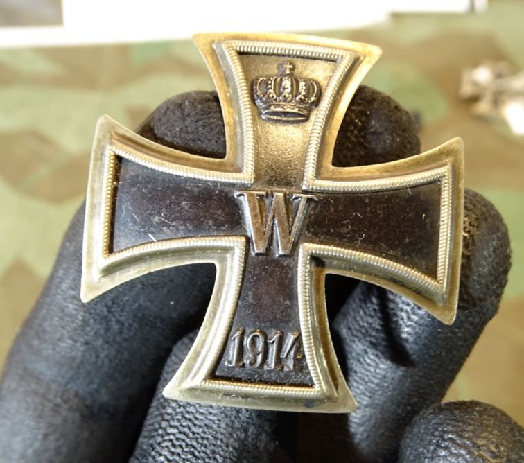 Eisernes Kreuz 1. Klasse 1914 mit Etui. Magnetischer Eisenkern, gewölbt, 800er Silberstempel