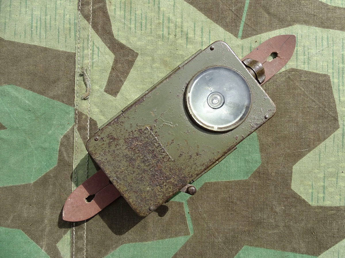 Dienst Taschenlampe Pertrix, feldgrau mit 1 Tarnschieber