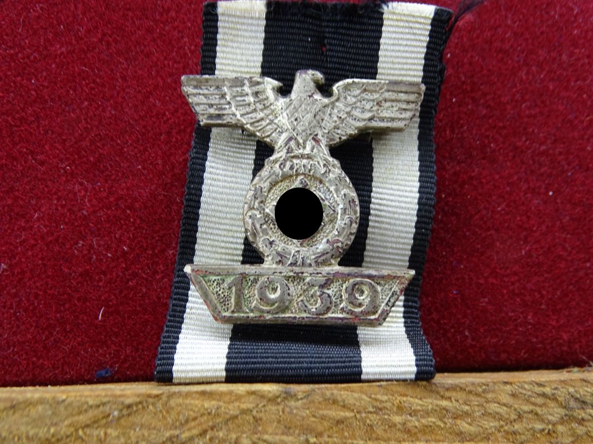 Wiederholungsspange 1939 für das Eiserne Kreuz 2. Klasse 1914 mit Bandabschnitt, Buntmetall versilbert