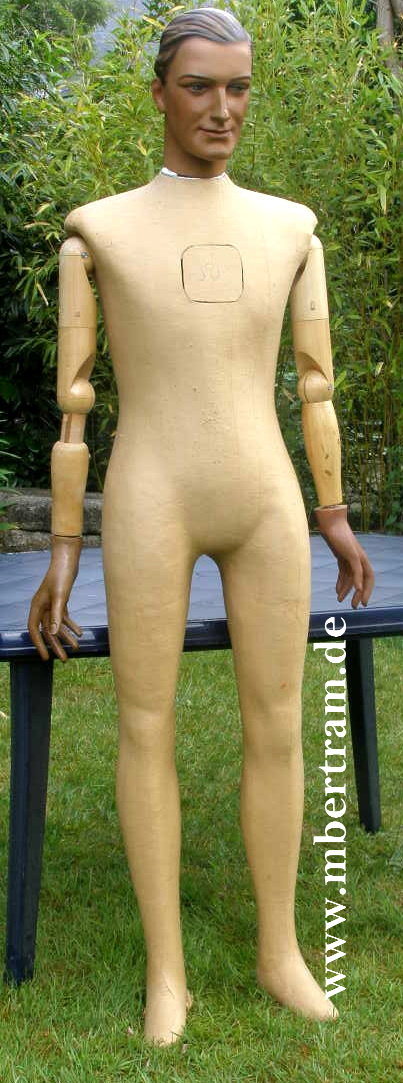 Schöne nostalgische männliche Schaufensterpuppe stehend