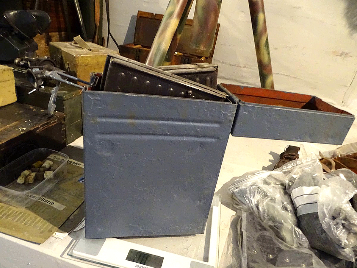 Blech Transportkiste mit 2 Stück 2 cm Flak Magazinen. 