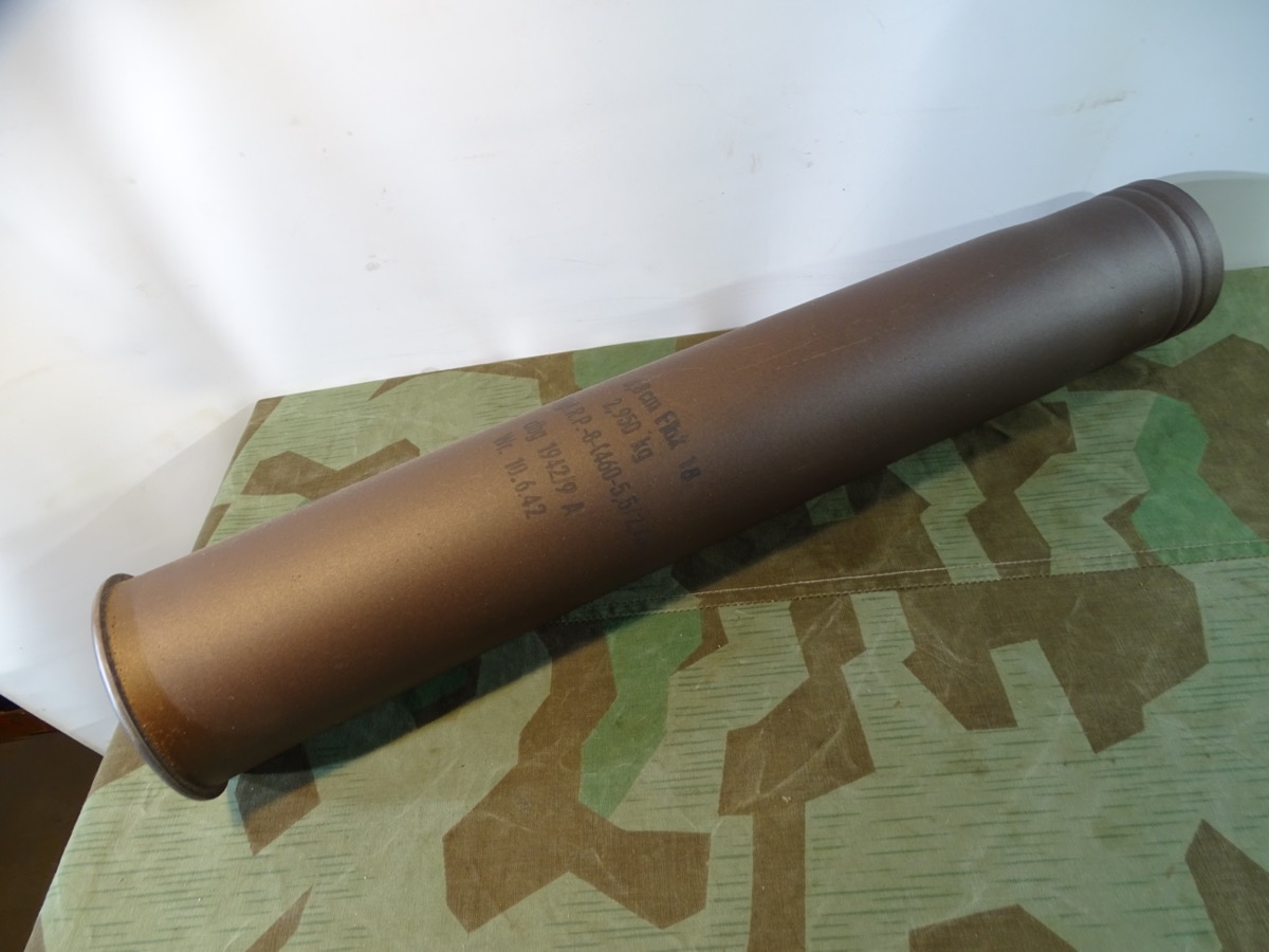 8,8 cm Flak Hülse aus Museumsbestand, schön restauriert, mit Bodenschraube