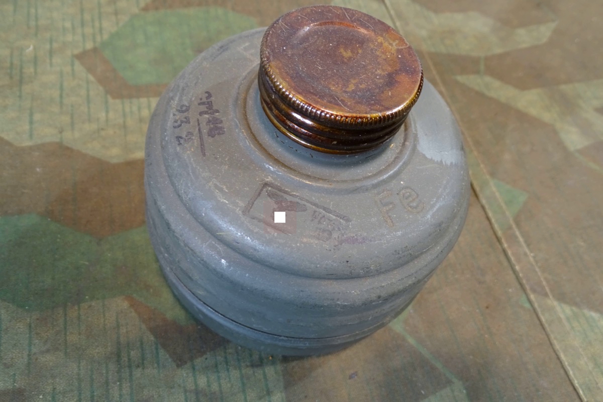 Filter  FE 41 Wehrmacht mit beiden Verschlusskappen, unbenutzt. " crt 44"
