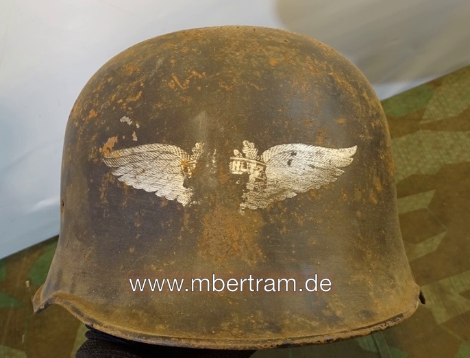 Luftschutz Helm in Feuerwehr Form mit Wappen mit entferntem HK