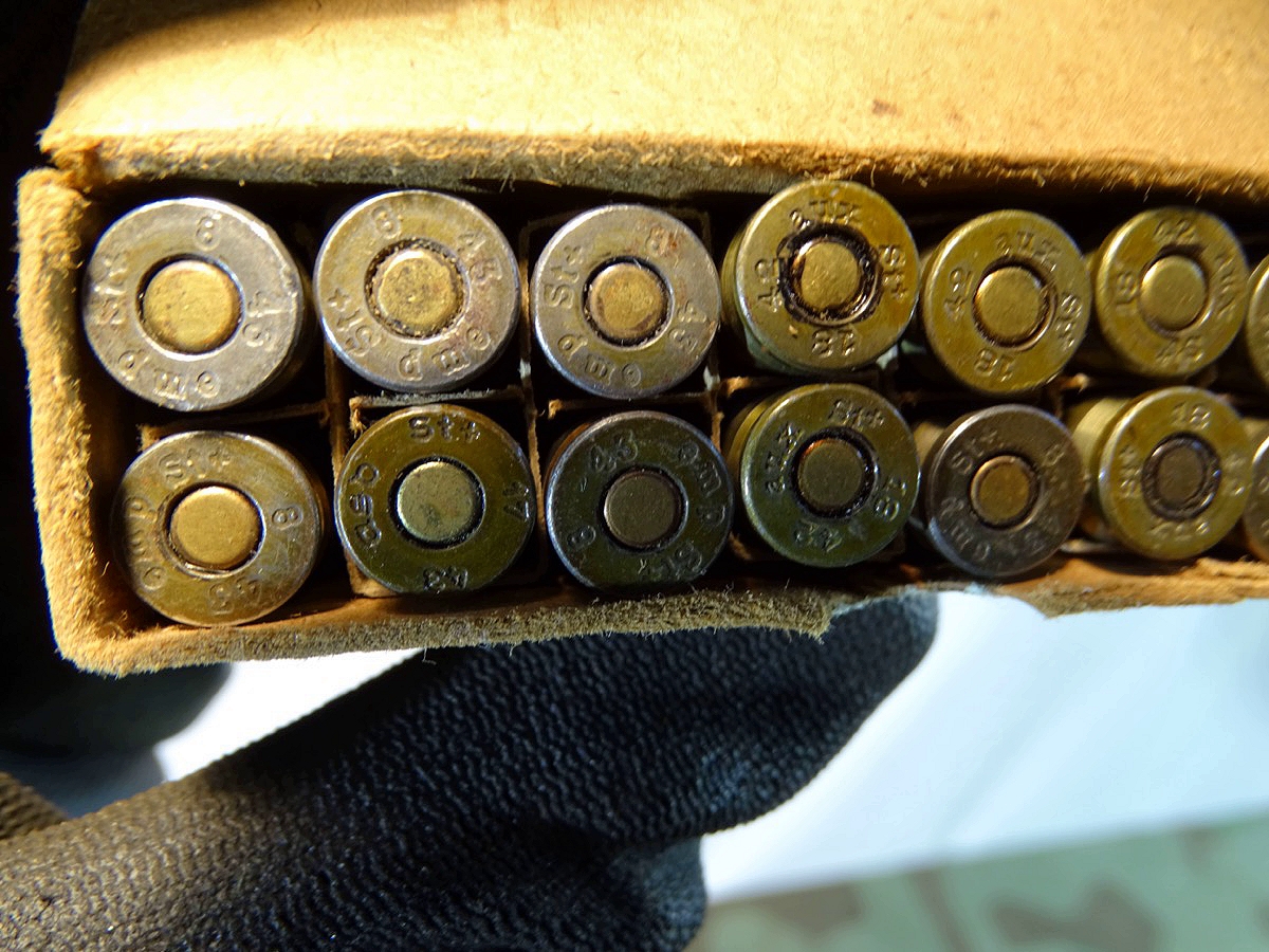 16 Deko Pistolen Patronen 08, Lackierte Stahlhülsen, alle von 1942/43, mit Originalschachtel, 2. Weltkrieg 