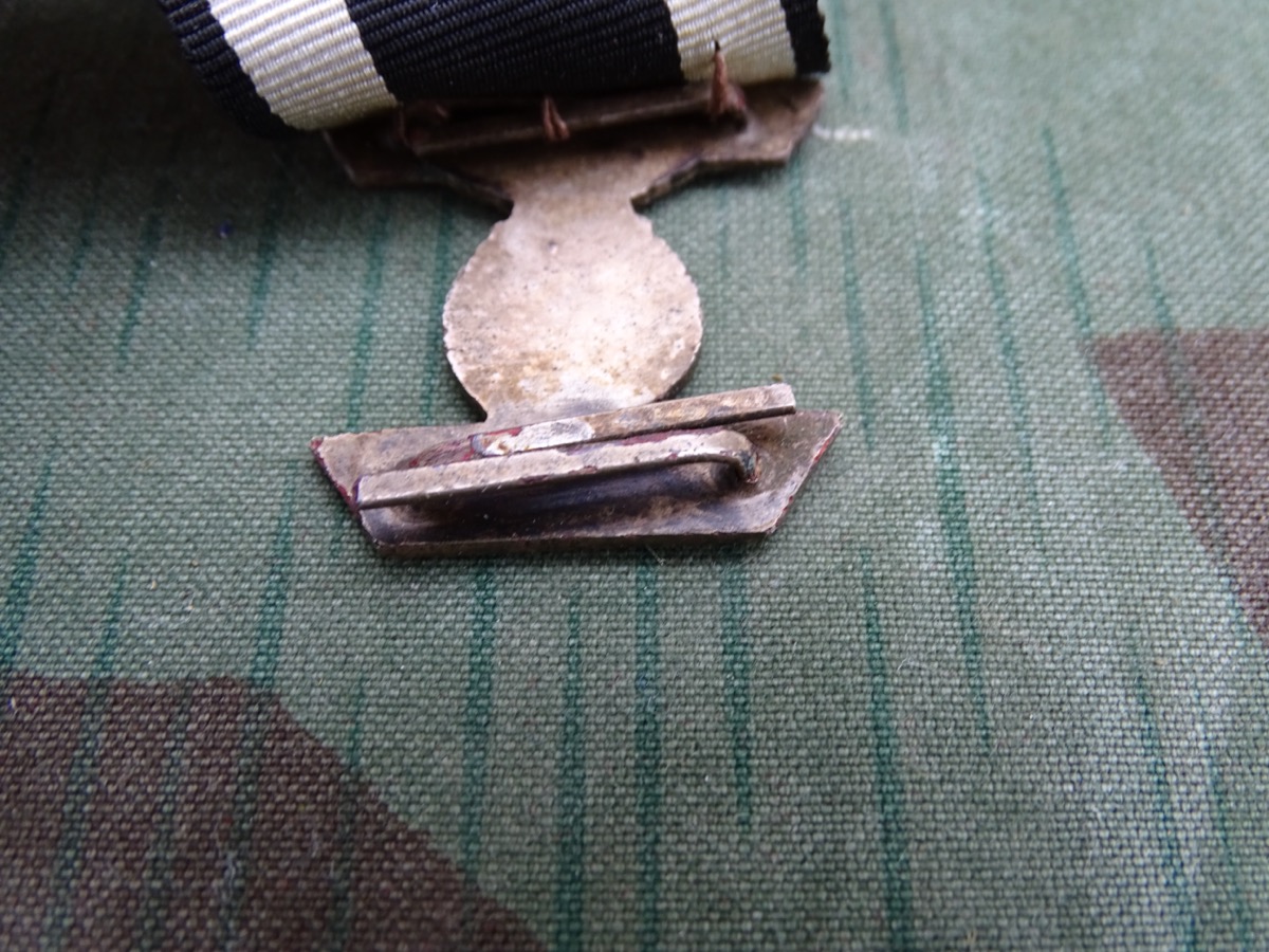 Wiederholungsspange 1939 für das Eiserne Kreuz 2. Klasse 1914 mit Bandabschnitt, Buntmetall versilbert