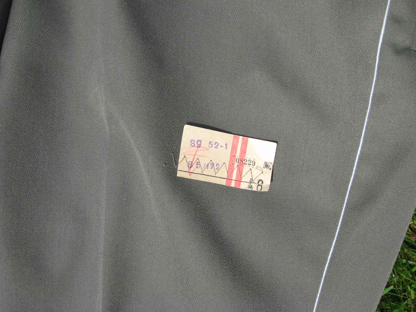 Grade, steingraue, gerippte Hose DDR NVA, weiße Paspel