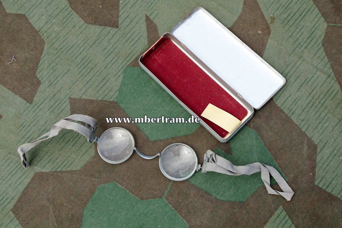 Wehrmacht Maskenbrille in Dose mit Etikett