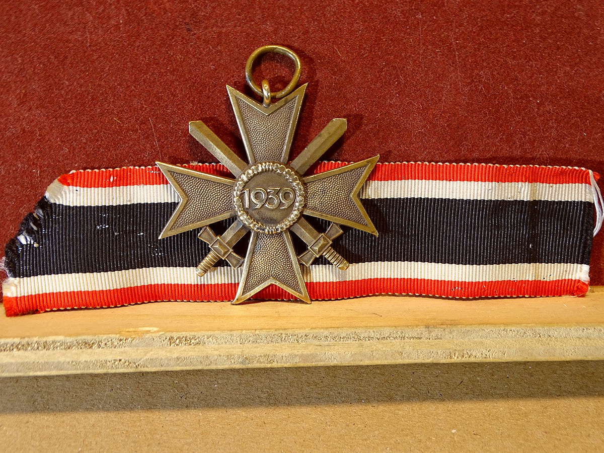 Kriegsverdienstkreuz 1939 mit Schwertern, Buntmetall, o. Hst. Mit Bandabschnitt