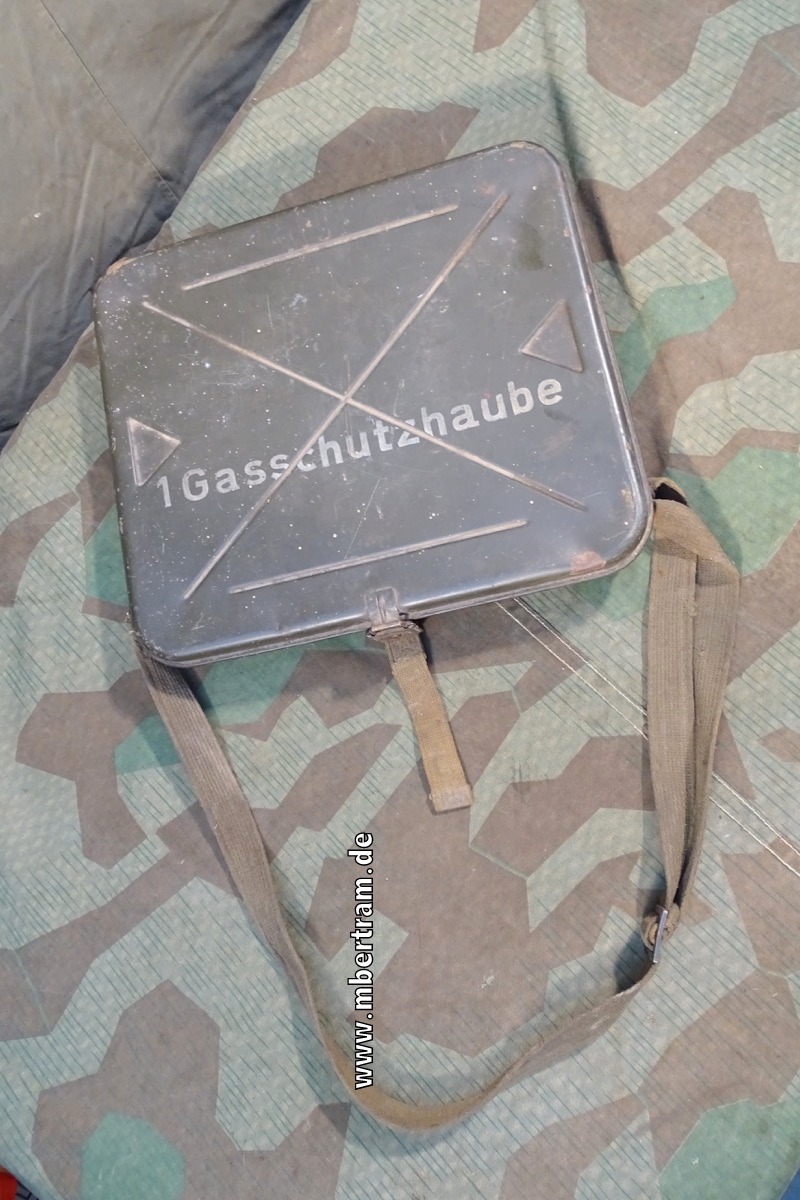 Tragebehälter für Gassschutzhaube 2. Weltkrieg mit Riemen 1941