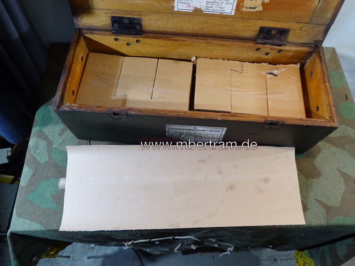 20768-13 Frühe Holz Munitionskiste für 100 Stück 2 cm Spr. Gr. Patr. Flakmunition, mit Inhalt