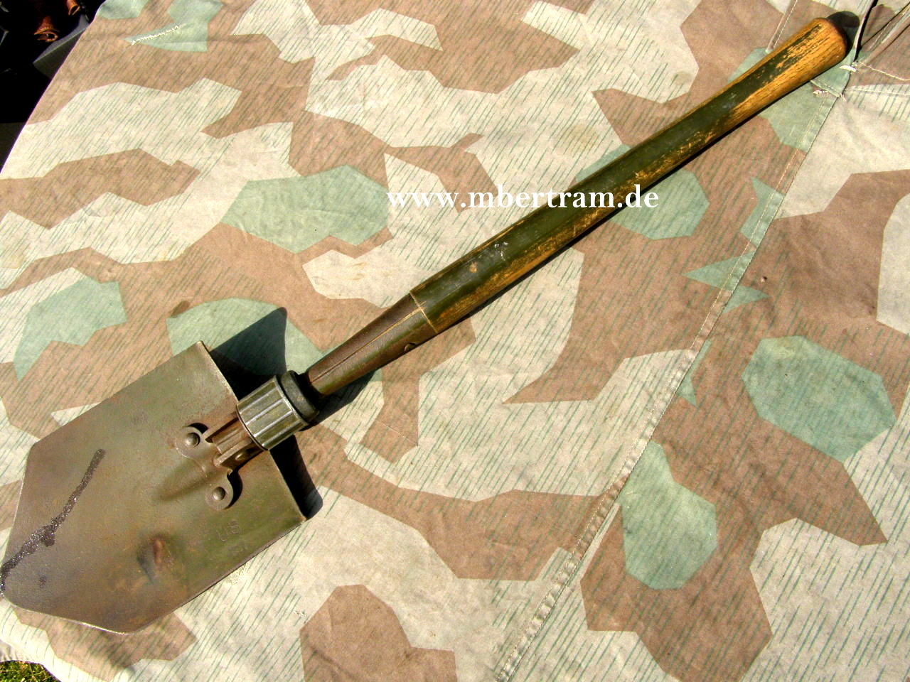 US Klappspaten mit Granatsplitter Beule, 1942