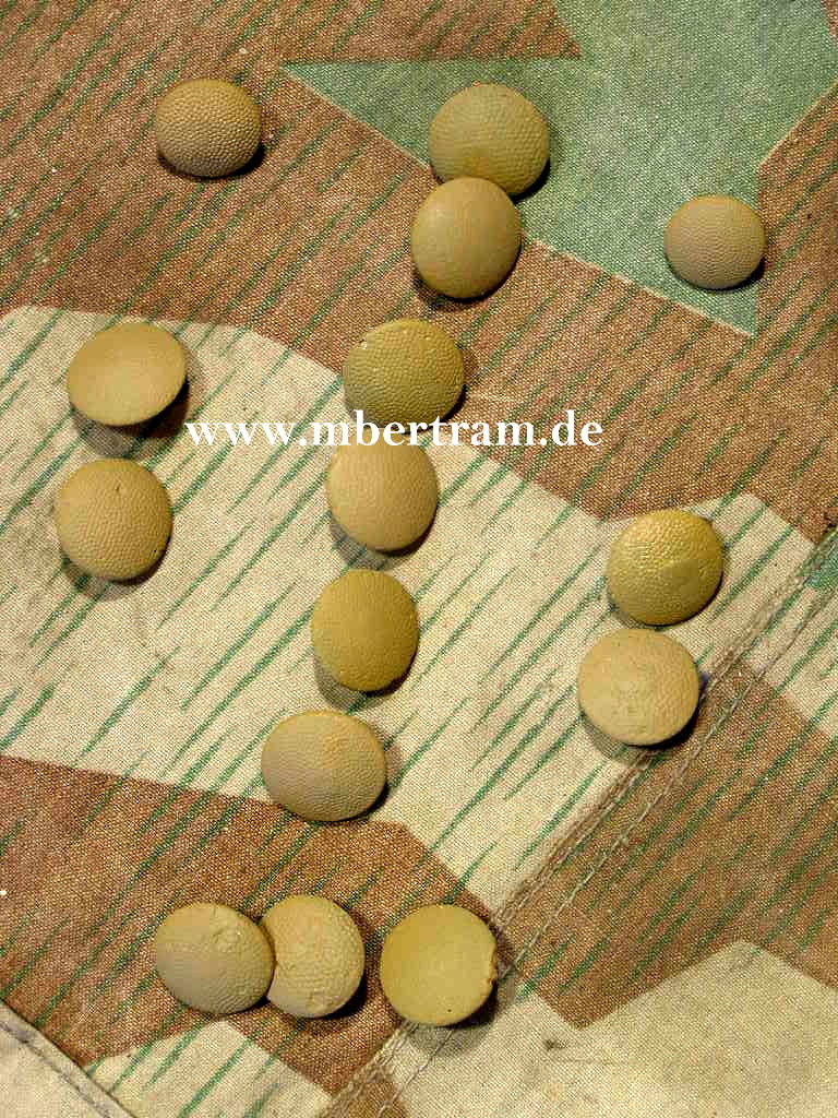 Tropenuniform: 12 Knöpfe und 2 Schulterklappenknöpfe