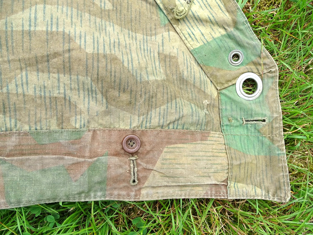 Dreieckszeltbahn Wehrmacht, bräunliches Tarnmuster, Bakelit Knöpfe um 1944, 2 Riemen (4) Dreieckszeltbahn Wehrmacht, bräunliches Tarnmuster, Bakelit Knöpfe um 1944, 2 Riemen (4)