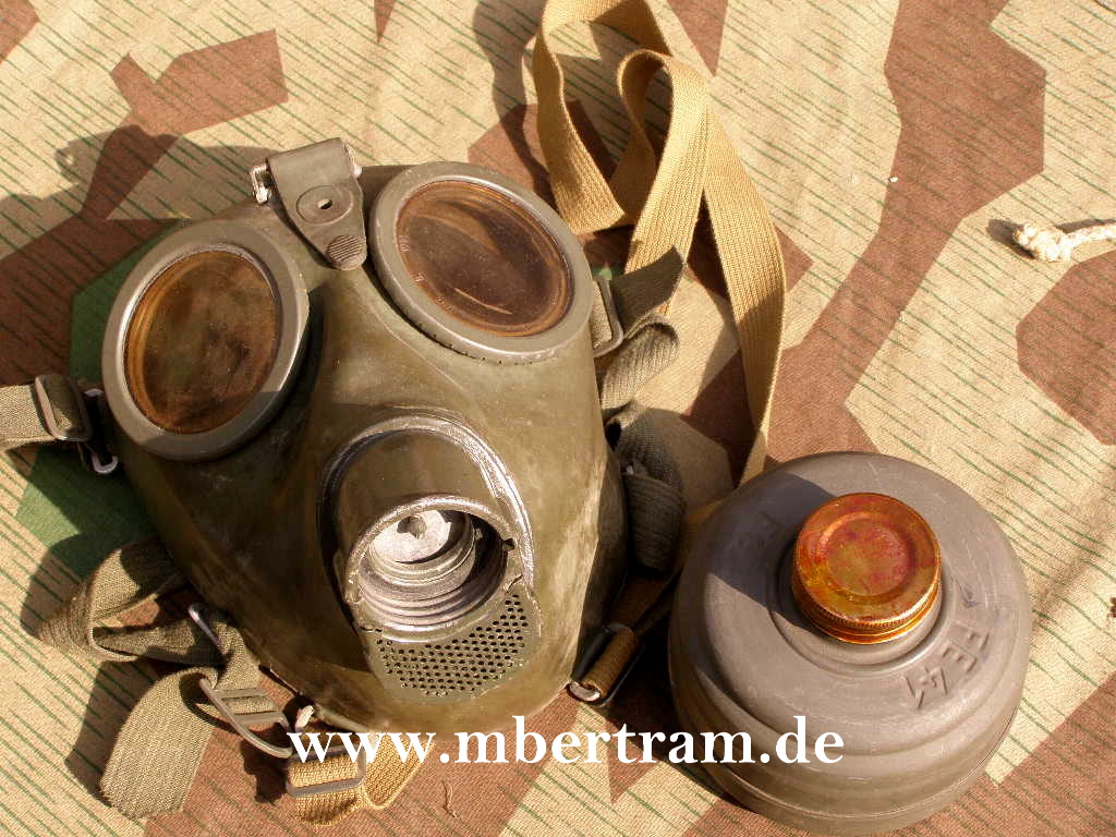 WH, GRÜNE GASMASKE M 38 VON 1939 MIT FILTER "FE 41"