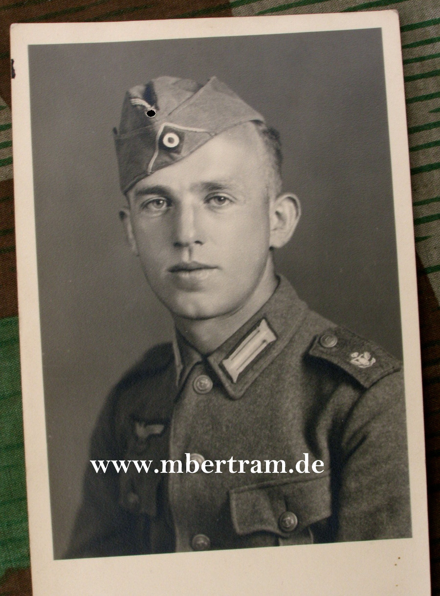 Portraitfoto: Soldat der Kriegsmarine in feldgrauer Uniform