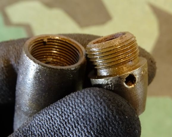 Deko-Patrone 2 cm Flak 38, lackierte Stahlhülse, Eisenzünder, Ladungssäckchen