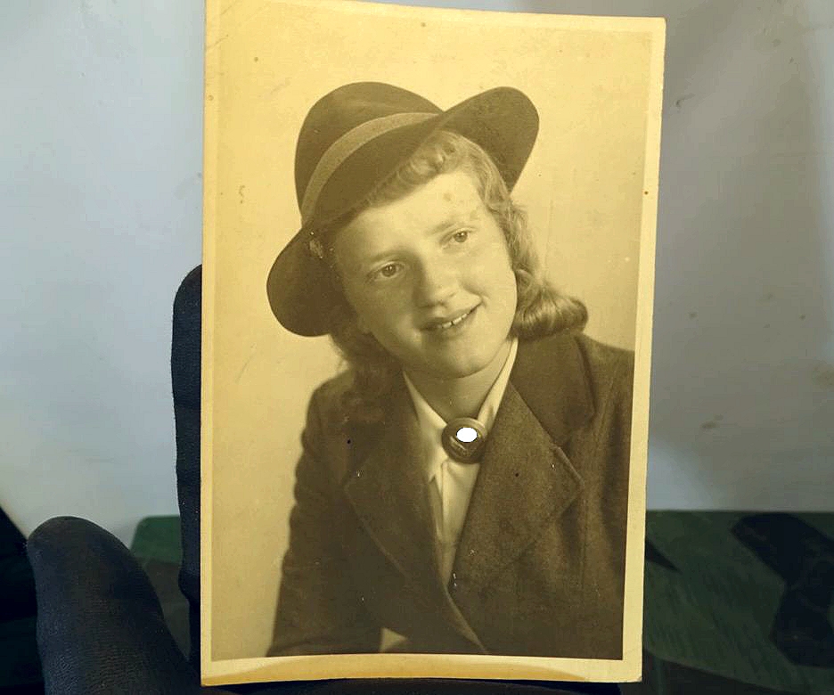 Studio Portraitaufnahme RAD Maid- weiblicher RAD Arbeitsdienst mit Brosche