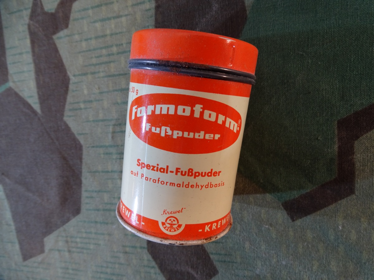 Historische Blech Dose mit 50 g Formoform Fußpuder, Köln, viel Farbe und Schrift  erhalten