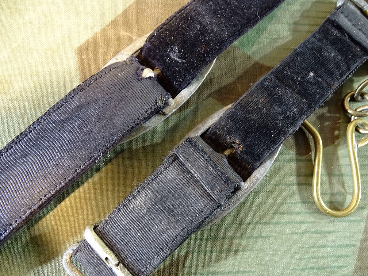 Gehänge zum Kriegsmarine Offiziersdolch, spätes Modell, Beschläge Zink vergoldet Gehänge zum Kriegsmarine Offiziersdolch, spätes Modell, Beschläge Zink vergoldet