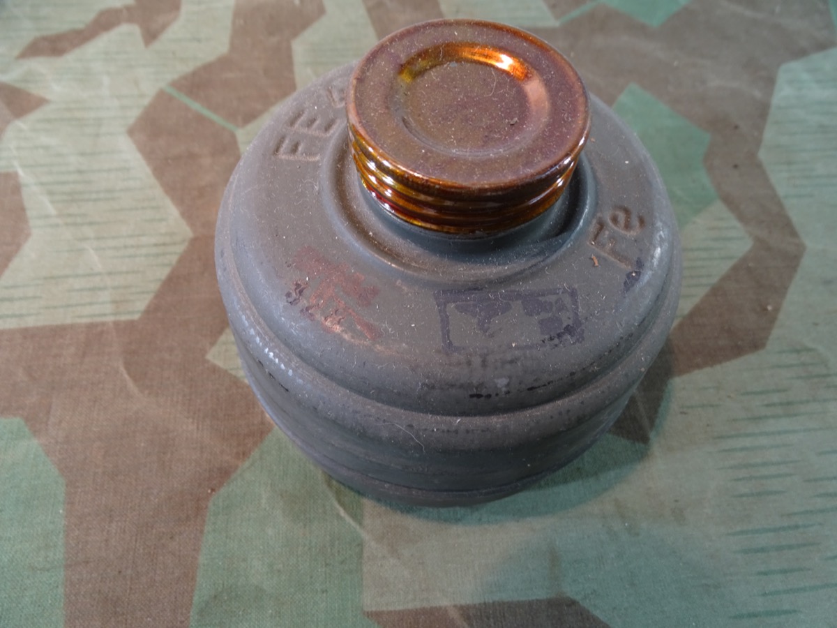 Unbenutzter Filter FE 41 Wehrmacht mit Stempeln und beiden Kappen Hst. : crt 44. 