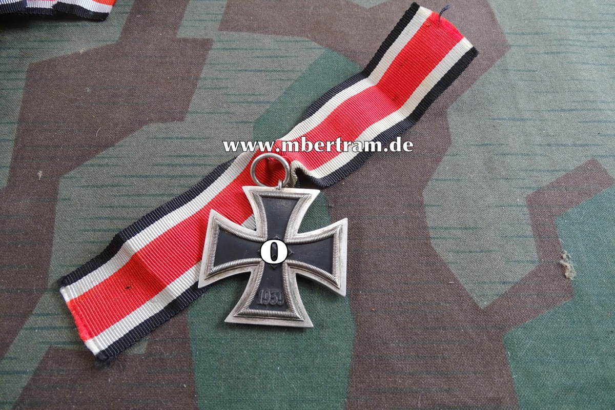 Eisernes Kreuz 1939 2. Klasse, magnetischer Kern, Band, Hst. "10"