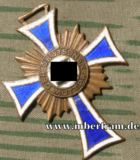 Mutterkreuz in bronze, o. Band, Emaillschaden.