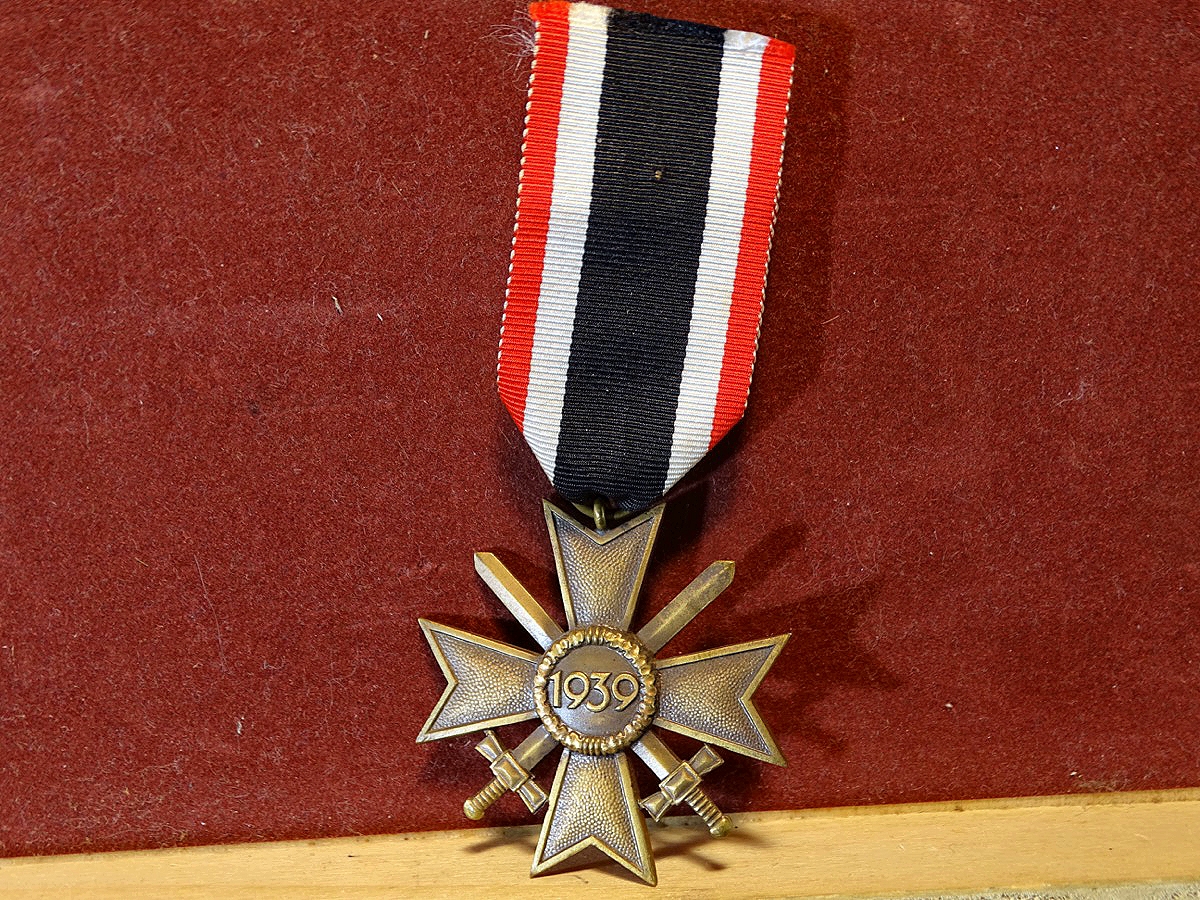 Kriegsverdienstkreuz 1939 mit Schwertern, Buntmetall, o. Hst. Mit Bandabschnitt