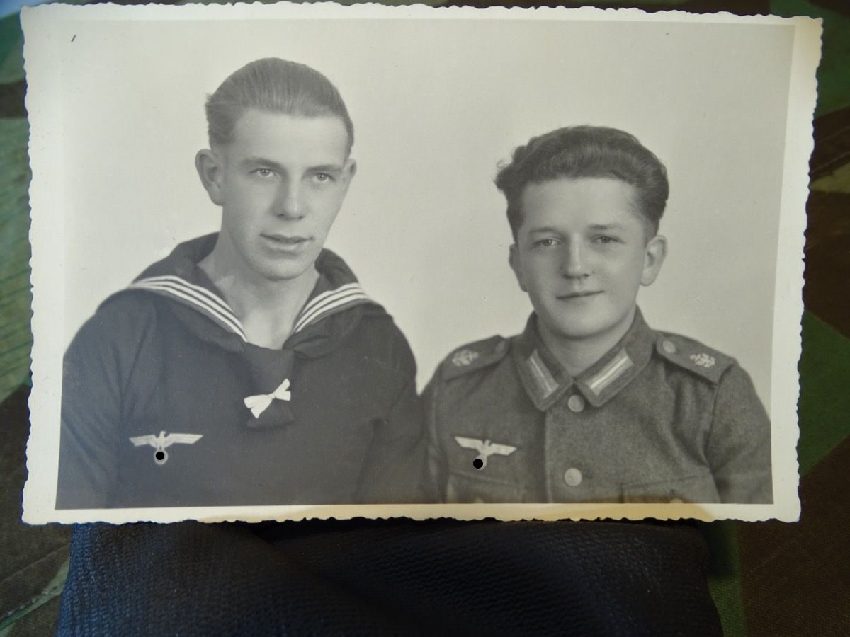 Porträtfoto von 2 Kriegsmarine Angehörigen, Blaue Bluse und feldgraue Küsten Artillerie Uniform 