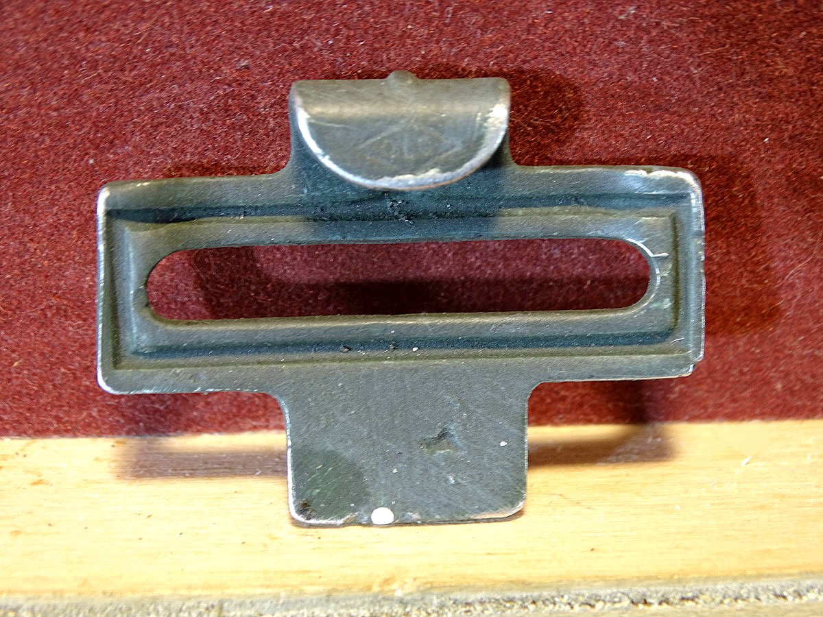 Feldgrauer Gegenhalt / Gegenhaken für Alu Koppelschlösser 3. Reich, olc