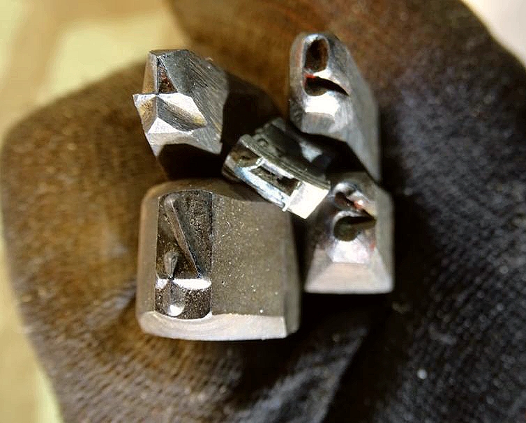 4 Schlagstempel , 1 Druckstempel aus Metall, alte Zahlen zur Restauriuerung von Fahrzeug, Waffen und Gerät