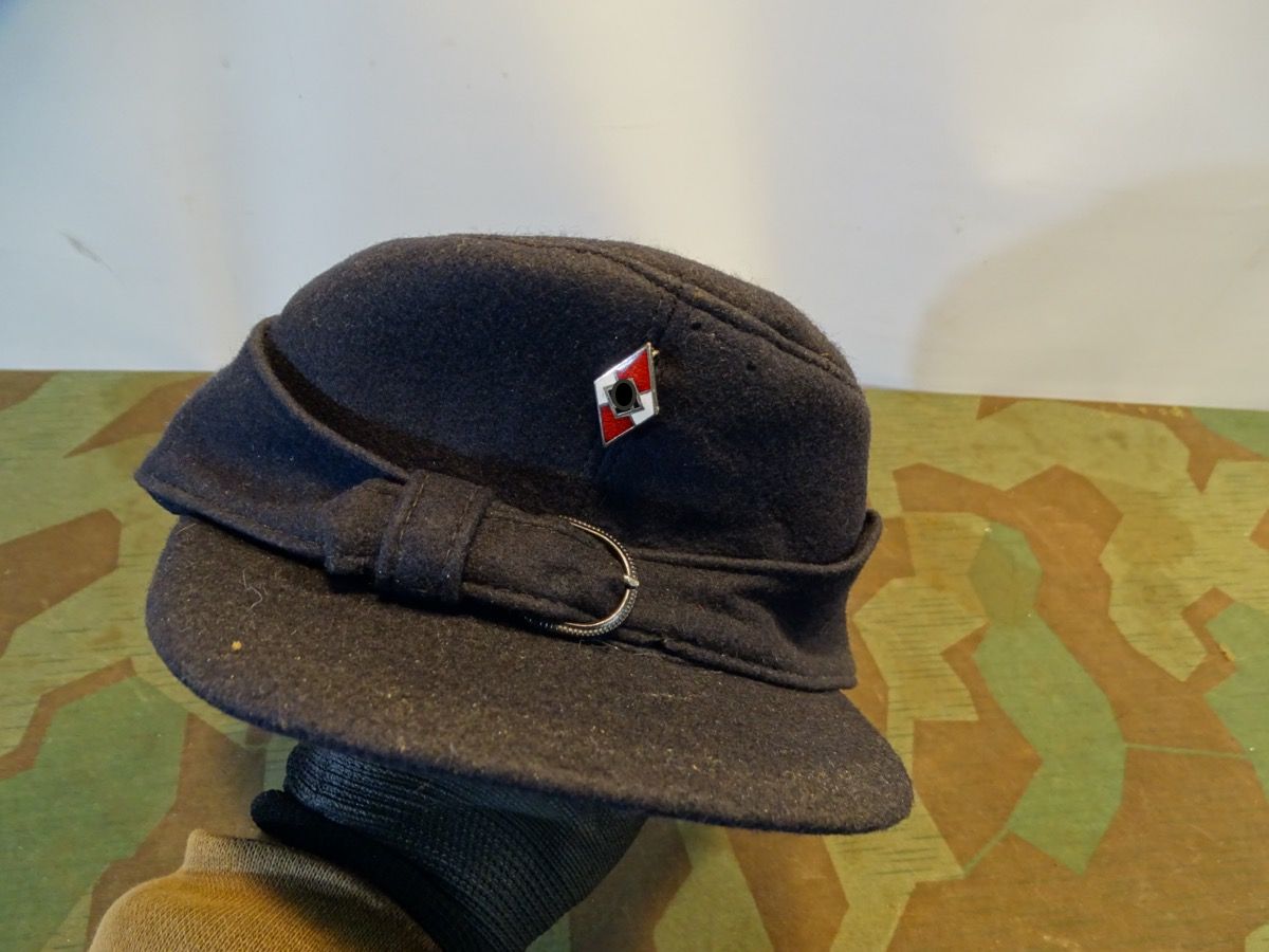 Späte HJ Feldmütze um 1945, mit Emblem, neuwertig, ungetragen. 