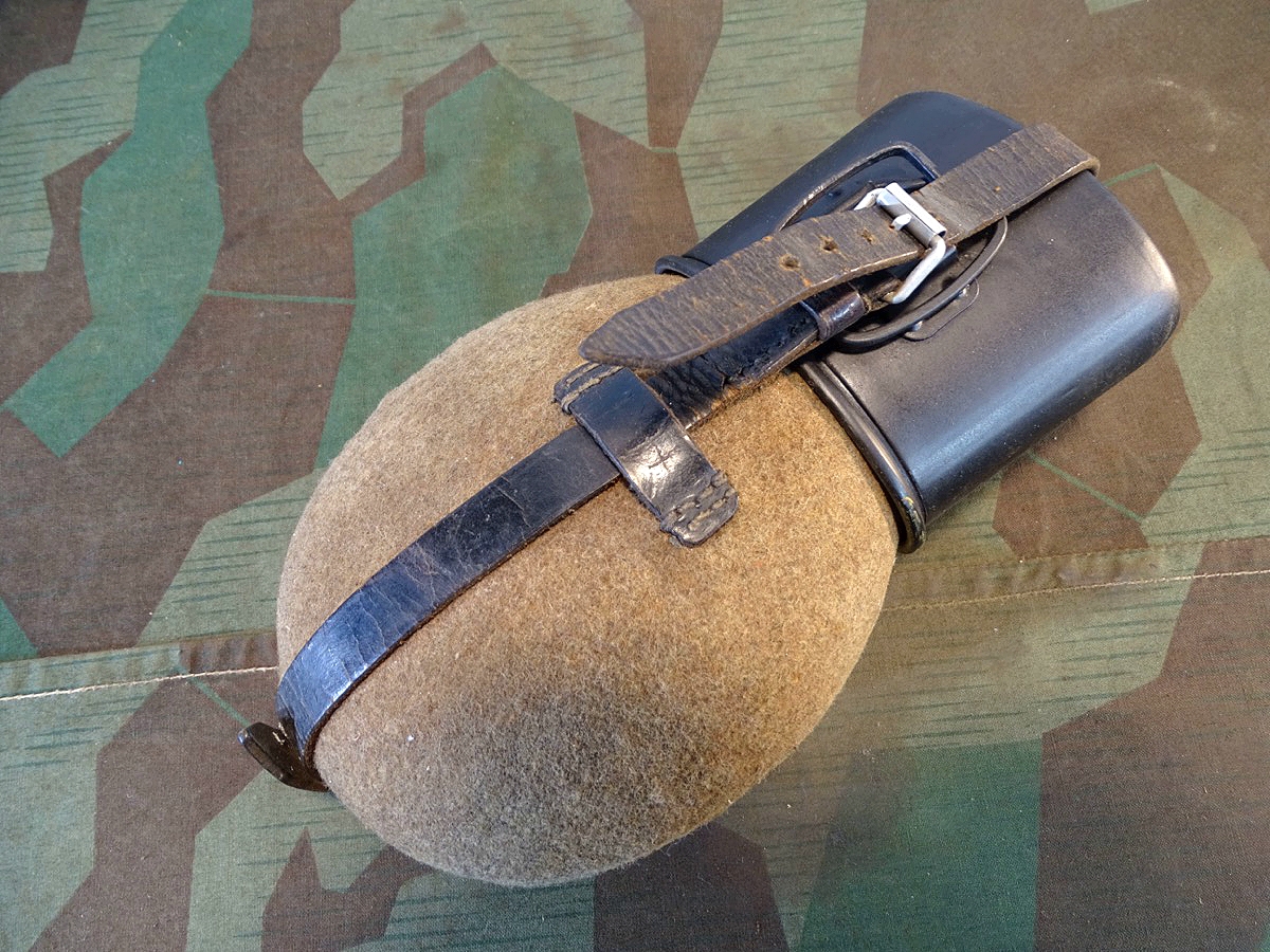 Wehrmacht, frühe Alu Feldflasche mit schwarzem Alu Trinkbecher 1940