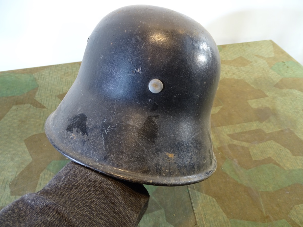 Schwarzer M 18 Stahlhelm mit Original WH Innenleben, 1. / 2. Weltkrieg