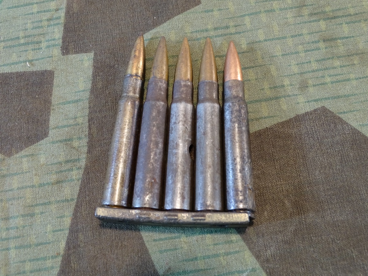 5 Wehrmachts Deko Patronen 8x57 , Stahlhülsen, mit Original Ladestreifen